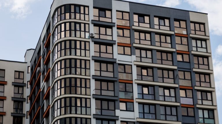 Inwestowanie w nieruchomości komercyjne: biura, magazyny, lokale usługowe